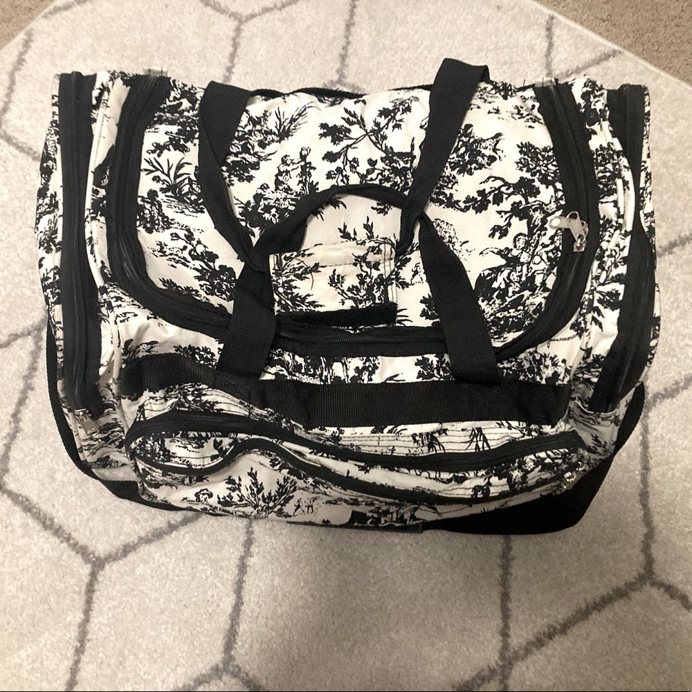 Bundle of 2 duffle bags